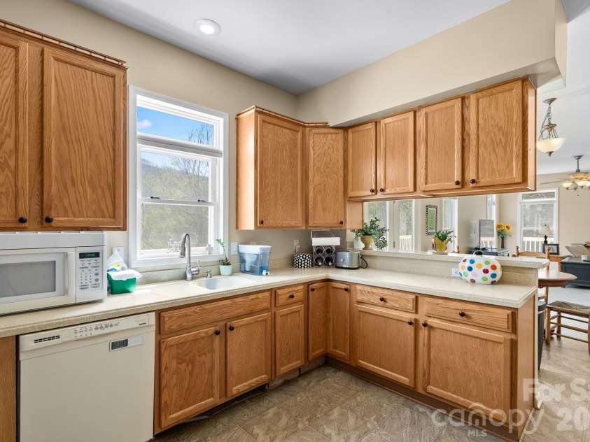 267 Eagles Trace, Canton, NC 28716.  MLS# CAR4358414, YatesRealty ID 10343. Kitchen