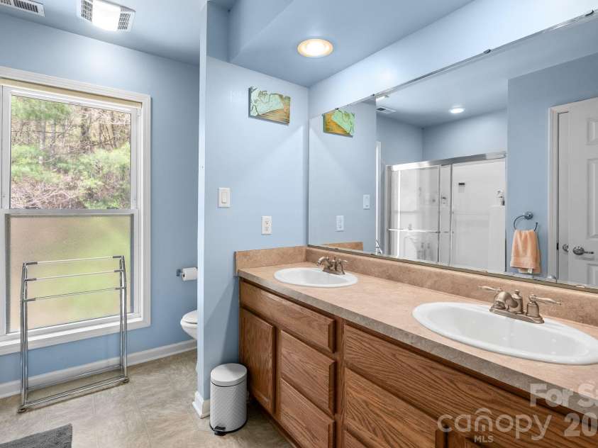 267 Eagles Trace, Canton, NC 28716.  MLS# CAR4358414, YatesRealty ID 10343. Primary Bath