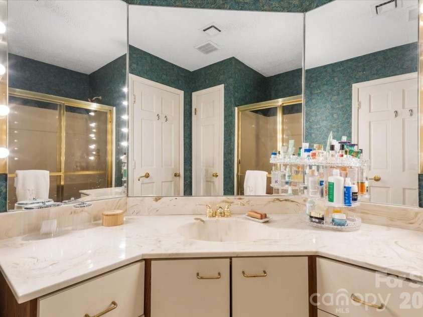 6 Willow Tree Run, Asheville, NC 28803.  MLS# CAR4365587, YatesRealty ID 10345. 