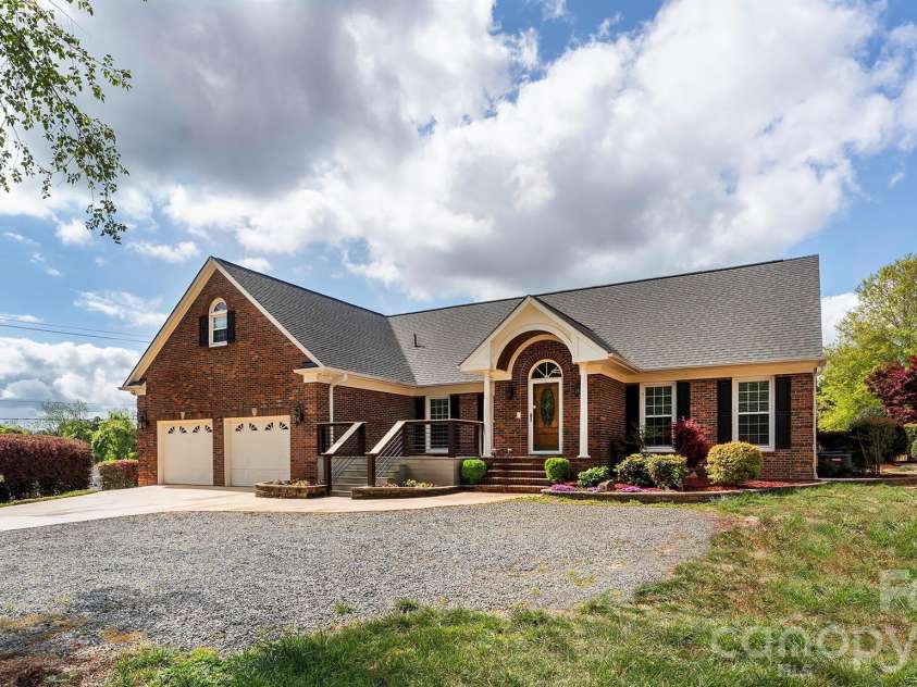 8219 Starnes Randall Road, Charlotte, NC 28215.  MLS# CAR4368480, YatesRealty ID 10349. 