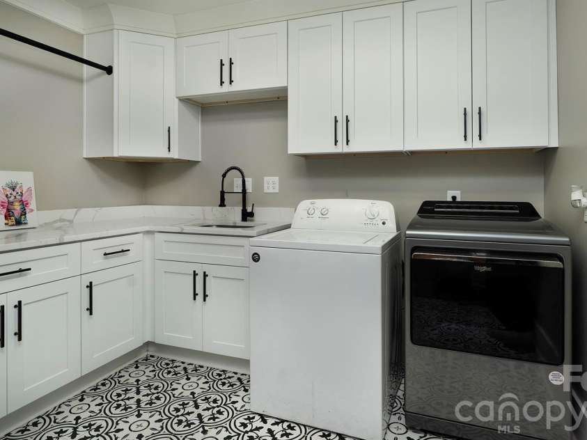 8219 Starnes Randall Road, Charlotte, NC 28215.  MLS# CAR4368480, YatesRealty ID 10349. 