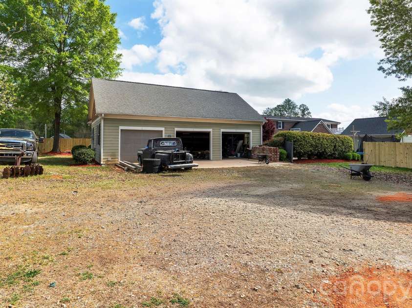8219 Starnes Randall Road, Charlotte, NC 28215.  MLS# CAR4368480, YatesRealty ID 10349. 