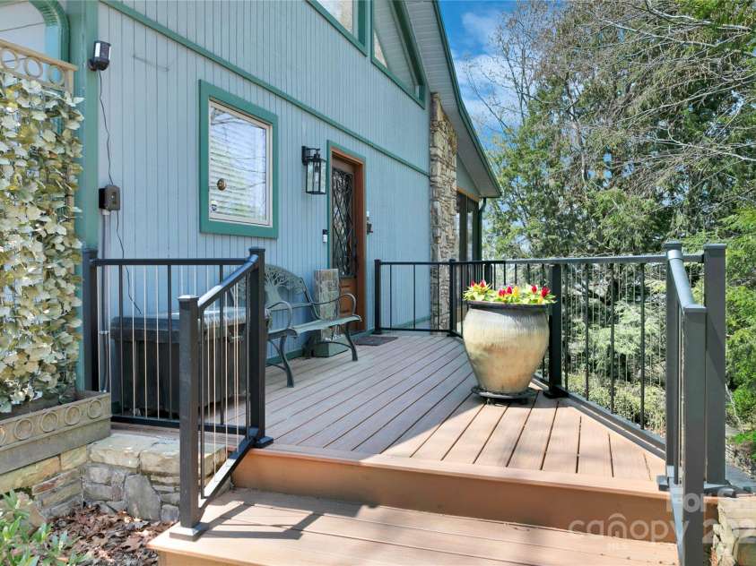 170 Oakanoah Court, Brevard, NC 28712.  MLS# CAR4247487, YatesRealty ID 10350. Welcoming Entry