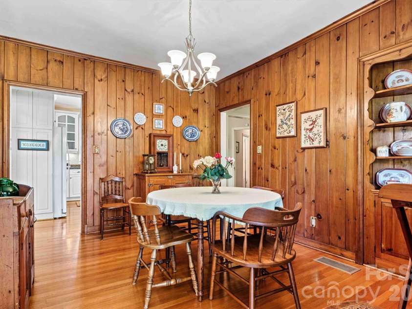842 North Center Street, Hickory, NC 28601.  MLS# CAR4368578, YatesRealty ID 10351. Casual Dining/Kitchen Entry View