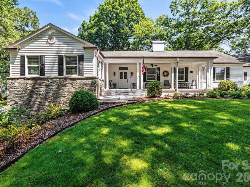 842 North Center Street, Hickory, NC 28601.  MLS# CAR4368578, YatesRealty ID 10351. Front Entry/Focused View