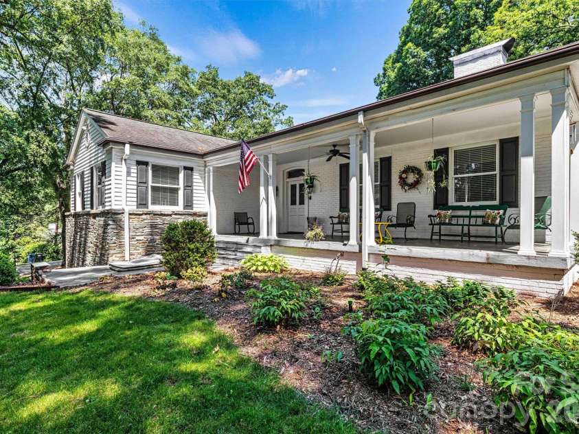 842 North Center Street, Hickory, NC 28601.  MLS# CAR4368578, YatesRealty ID 10351. Front Porch/Focused View