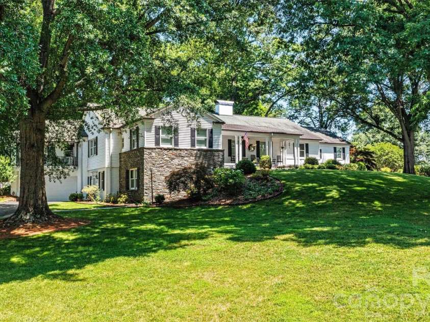842 North Center Street, Hickory, NC 28601.  MLS# CAR4368578, YatesRealty ID 10351. Front Yard/Garage Entry View