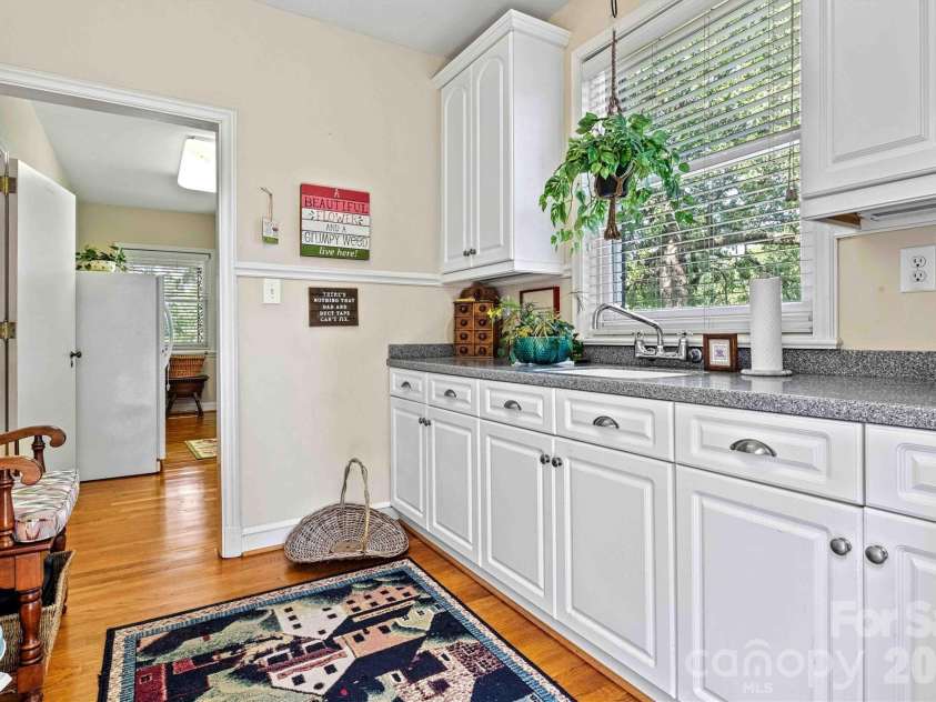 842 North Center Street, Hickory, NC 28601.  MLS# CAR4368578, YatesRealty ID 10351. Mud Room/Utility Room Entry View