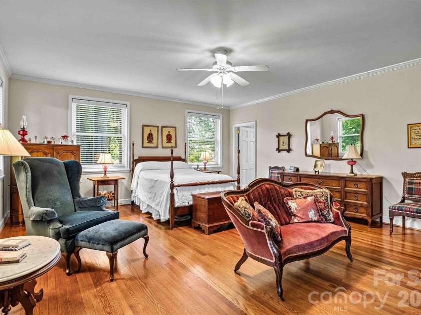 842 North Center Street, Hickory, NC 28601.  MLS# CAR4368578, YatesRealty ID 10351. Right Primary Suite/Dressing Room Entry View