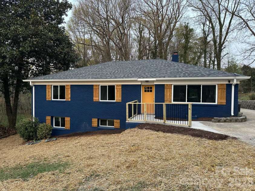 5000 Hoover Drive, Charlotte, NC 28269.  MLS# CAR4359253, YatesRealty ID 10354. 