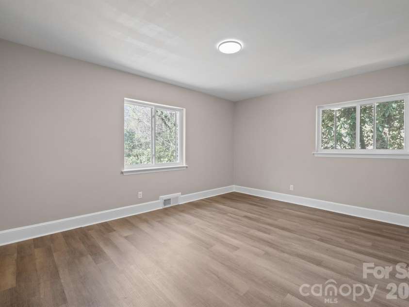 5000 Hoover Drive, Charlotte, NC 28269.  MLS# CAR4359253, YatesRealty ID 10354. 