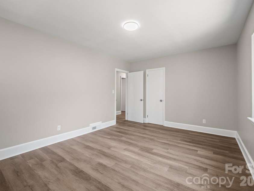 5000 Hoover Drive, Charlotte, NC 28269.  MLS# CAR4359253, YatesRealty ID 10354. 