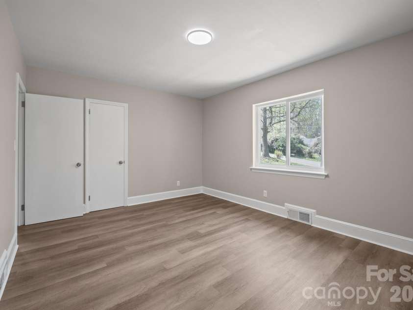 5000 Hoover Drive, Charlotte, NC 28269.  MLS# CAR4359253, YatesRealty ID 10354. 