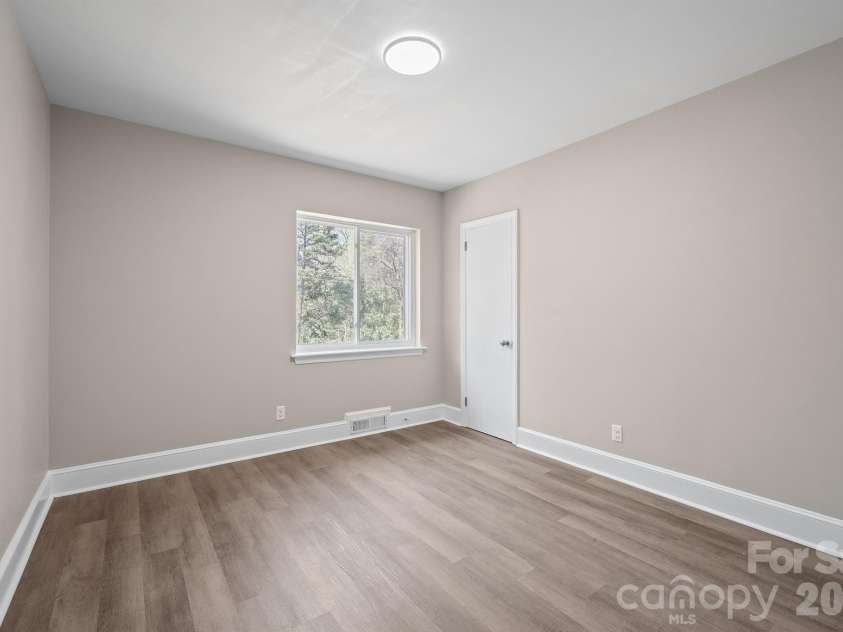 5000 Hoover Drive, Charlotte, NC 28269.  MLS# CAR4359253, YatesRealty ID 10354. 