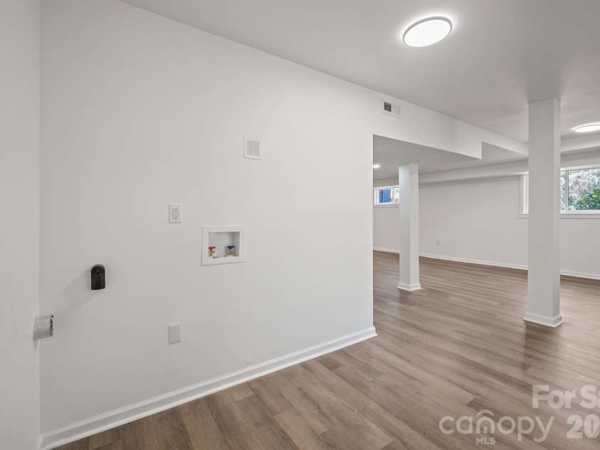 5000 Hoover Drive, Charlotte, NC 28269.  MLS# CAR4359253, YatesRealty ID 10354. 