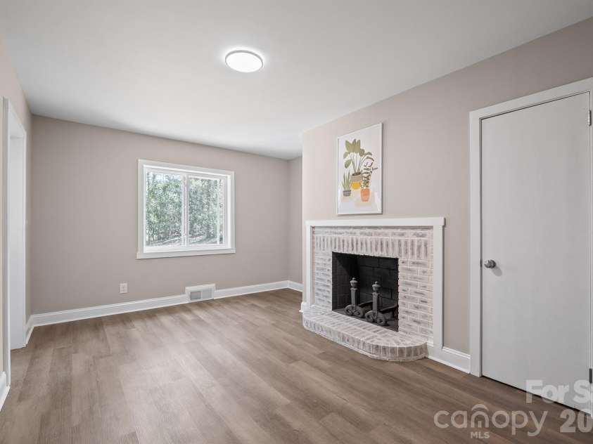 5000 Hoover Drive, Charlotte, NC 28269.  MLS# CAR4359253, YatesRealty ID 10354. 