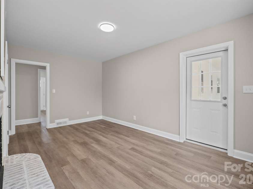 5000 Hoover Drive, Charlotte, NC 28269.  MLS# CAR4359253, YatesRealty ID 10354. 