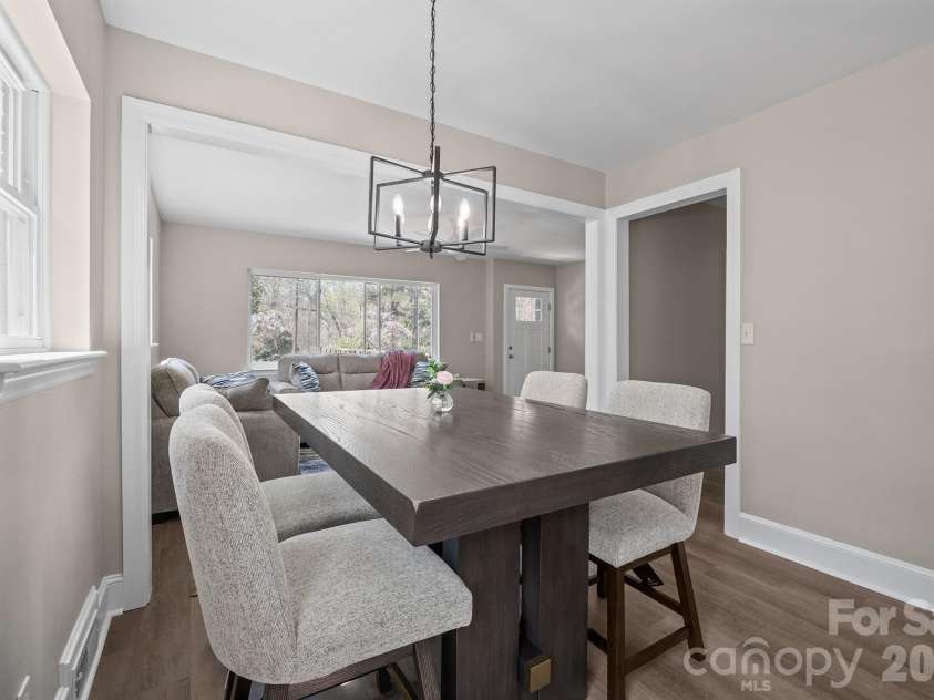 5000 Hoover Drive, Charlotte, NC 28269.  MLS# CAR4359253, YatesRealty ID 10354. 