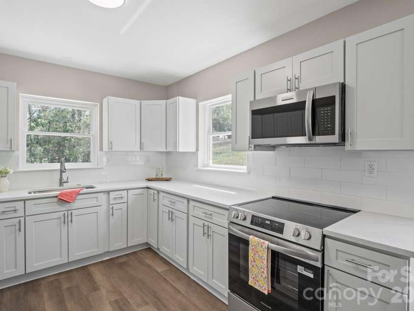 5000 Hoover Drive, Charlotte, NC 28269.  MLS# CAR4359253, YatesRealty ID 10354. 