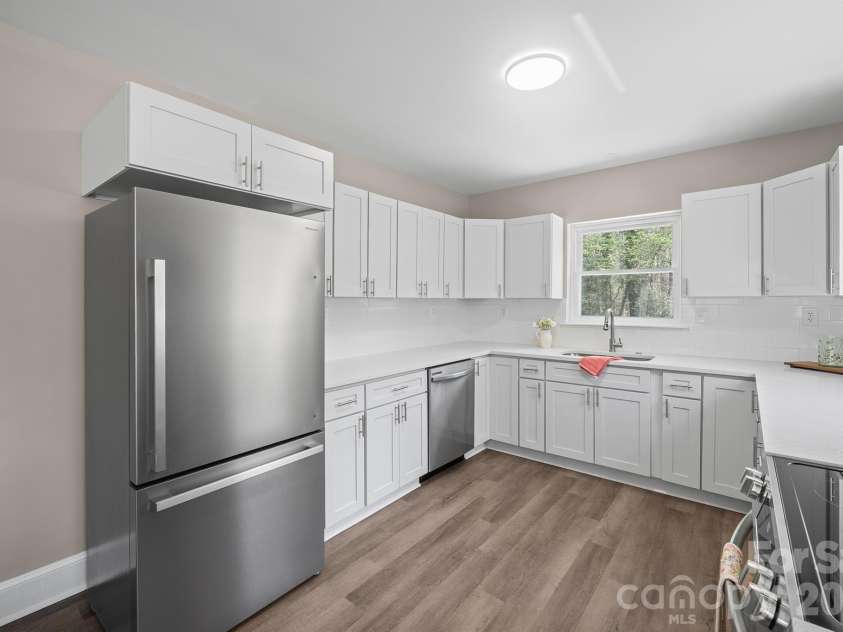 5000 Hoover Drive, Charlotte, NC 28269.  MLS# CAR4359253, YatesRealty ID 10354. 