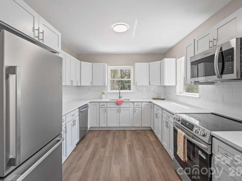5000 Hoover Drive, Charlotte, NC 28269.  MLS# CAR4359253, YatesRealty ID 10354. 