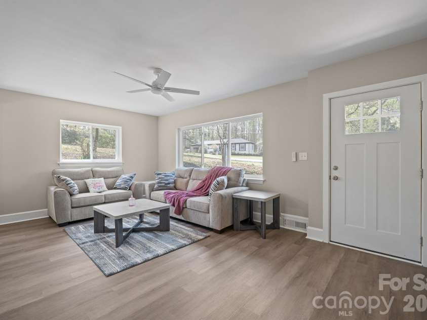 5000 Hoover Drive, Charlotte, NC 28269.  MLS# CAR4359253, YatesRealty ID 10354. 