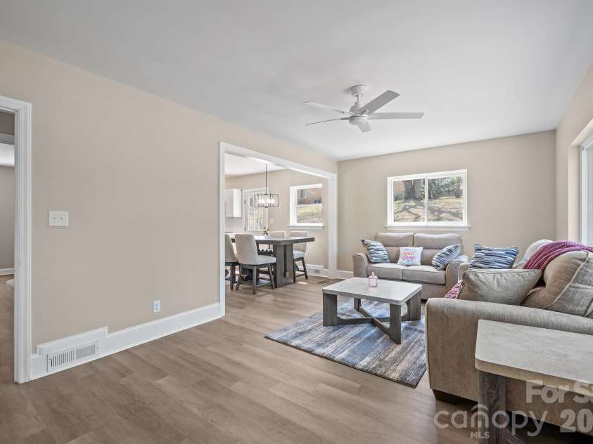 5000 Hoover Drive, Charlotte, NC 28269.  MLS# CAR4359253, YatesRealty ID 10354. 