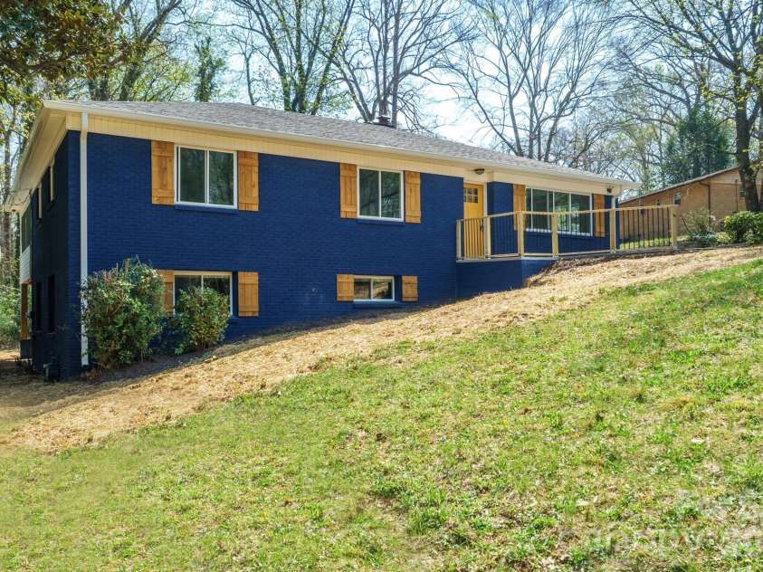 5000 Hoover Drive, Charlotte, NC 28269.  MLS# CAR4359253, YatesRealty ID 10354. 