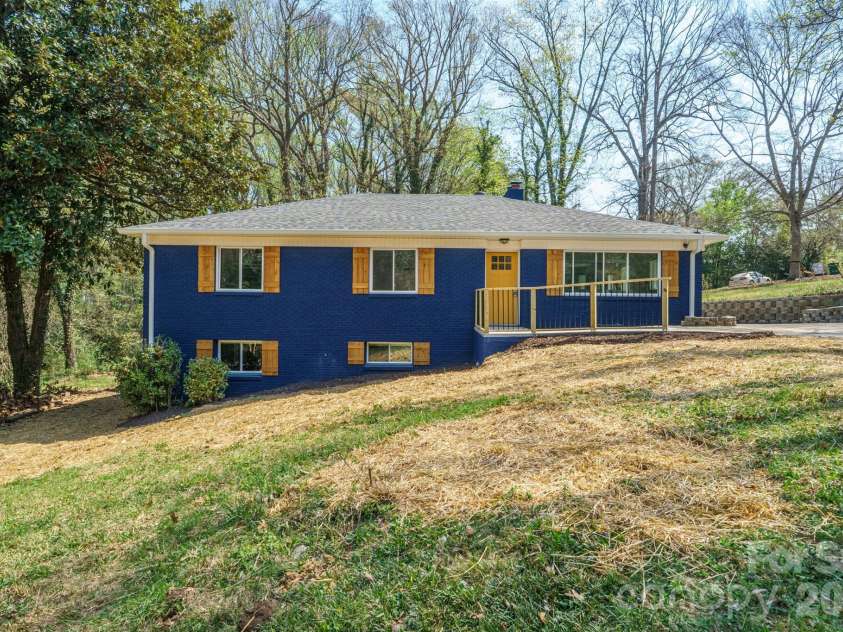 5000 Hoover Drive, Charlotte, NC 28269.  MLS# CAR4359253, YatesRealty ID 10354. 
