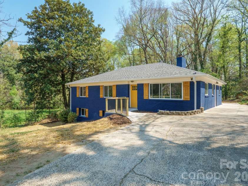 5000 Hoover Drive, Charlotte, NC 28269.  MLS# CAR4359253, YatesRealty ID 10354. 