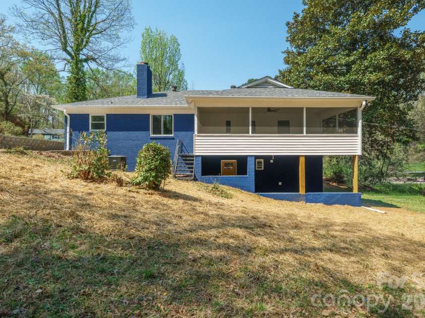 5000 Hoover Drive, Charlotte, NC 28269.  MLS# CAR4359253, YatesRealty ID 10354. 