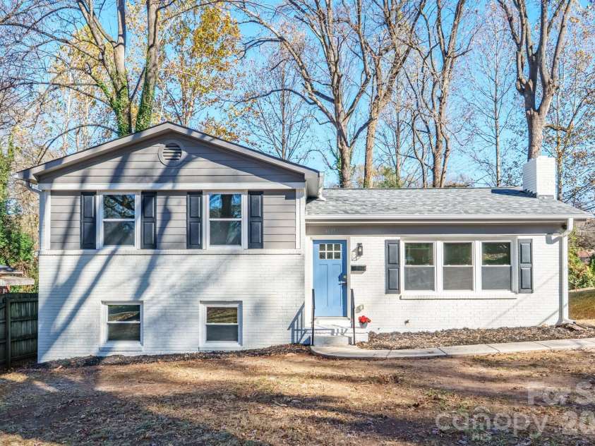 4035 Sheffield Drive, Charlotte, NC 28205.  MLS# CAR4351243, YatesRealty ID 10355. 
