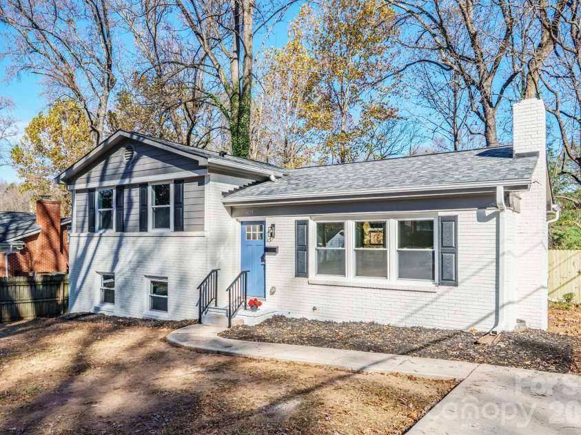 4035 Sheffield Drive, Charlotte, NC 28205.  MLS# CAR4351243, YatesRealty ID 10355. 