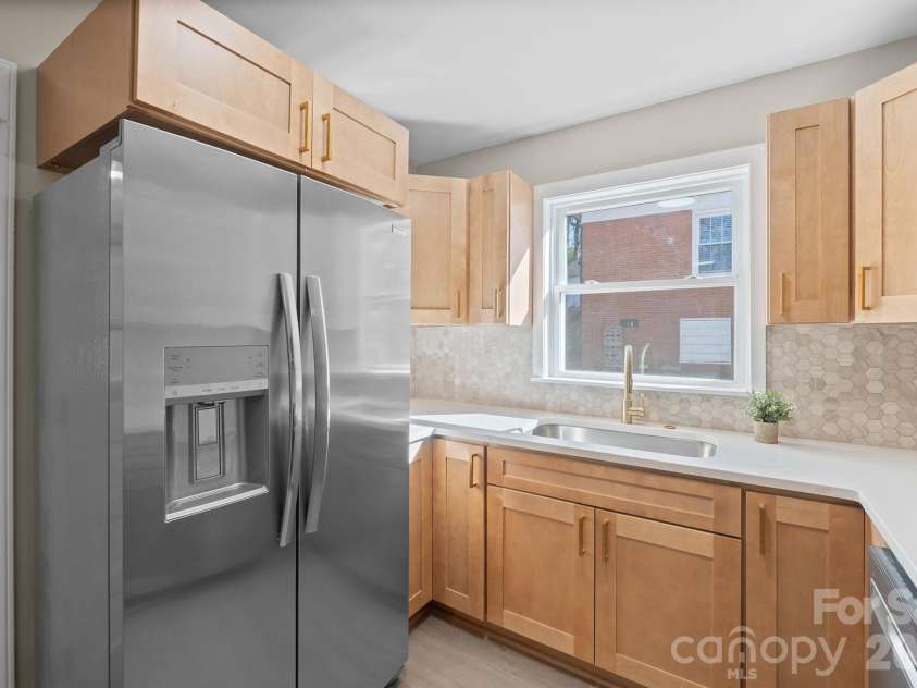 4035 Sheffield Drive, Charlotte, NC 28205.  MLS# CAR4351243, YatesRealty ID 10355. 