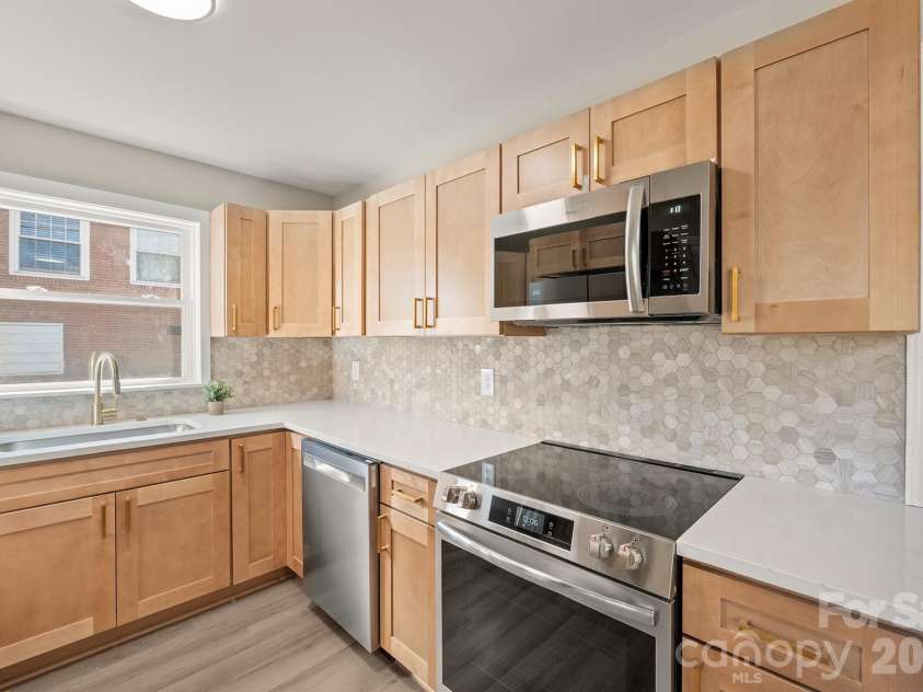 4035 Sheffield Drive, Charlotte, NC 28205.  MLS# CAR4351243, YatesRealty ID 10355. 