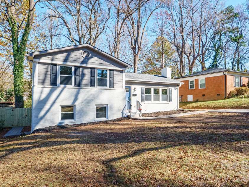 4035 Sheffield Drive, Charlotte, NC 28205.  MLS# CAR4351243, YatesRealty ID 10355. 