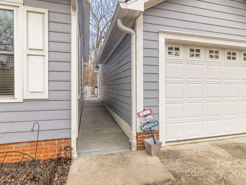 207 Cypress Drive, Gastonia, NC 28052.  MLS# CAR4231638, YatesRealty ID 10356. 