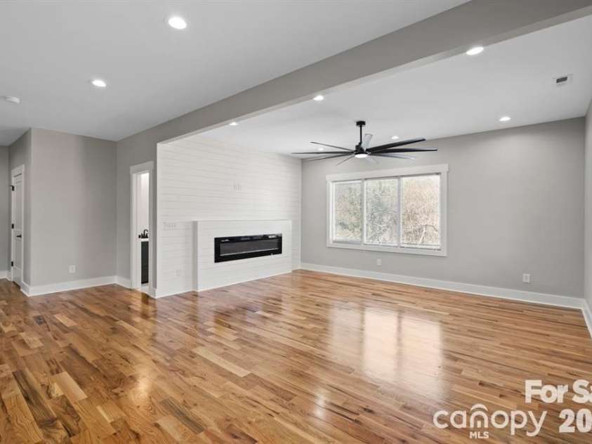 543 30th Avenue, Hickory, NC 28601.  MLS# CAR4405450, YatesRealty ID 10358. 