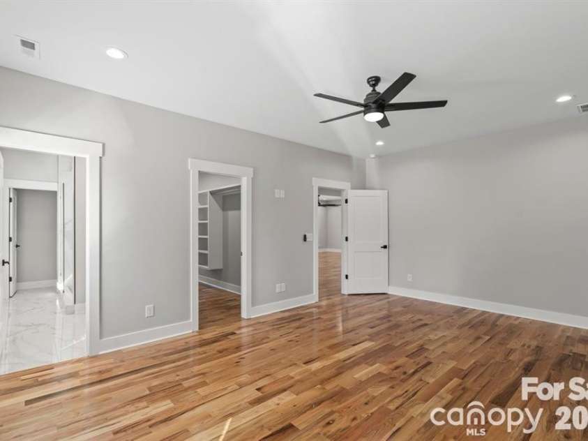 543 30th Avenue, Hickory, NC 28601.  MLS# CAR4405450, YatesRealty ID 10358. 
