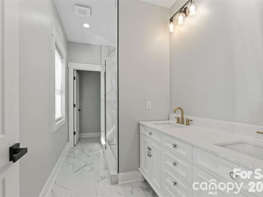 543 30th Avenue, Hickory, NC 28601.  MLS# CAR4405450, YatesRealty ID 10358. 