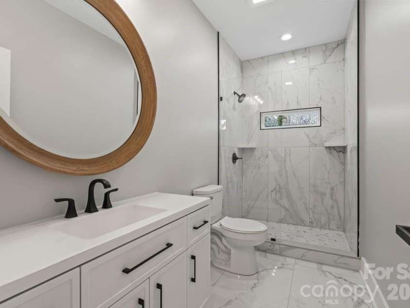 543 30th Avenue, Hickory, NC 28601.  MLS# CAR4420266, YatesRealty ID 10358. First floor full bathroom
