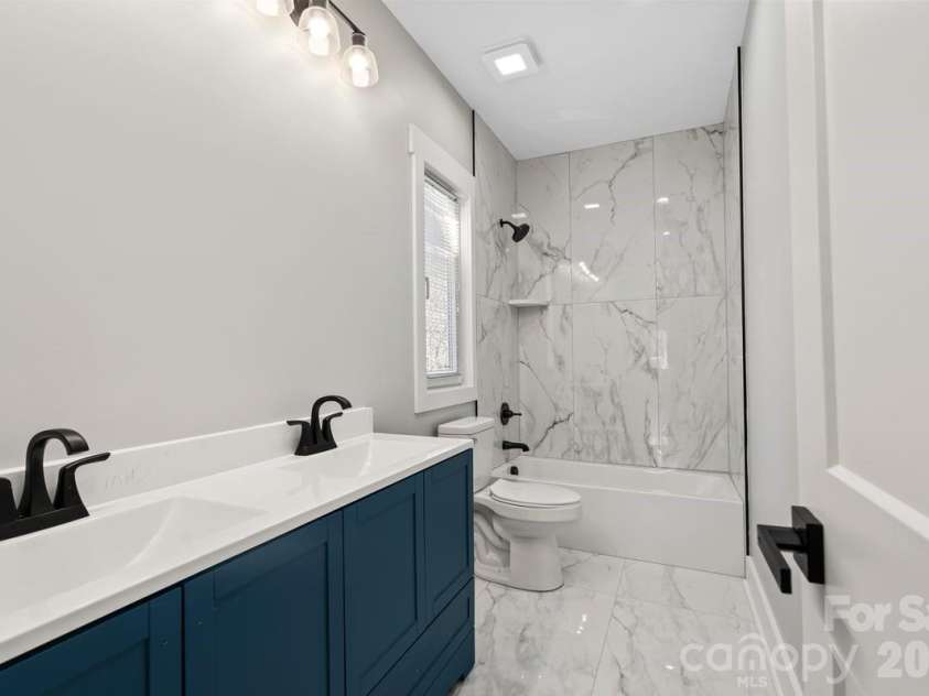 543 30th Avenue, Hickory, NC 28601.  MLS# CAR4420266, YatesRealty ID 10358. Second floor full bathroom