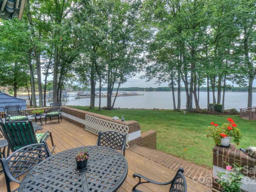 405 Northwest Drive, Davidson, NC 28036.  MLS# CAR4222080, YatesRealty ID 10359. 