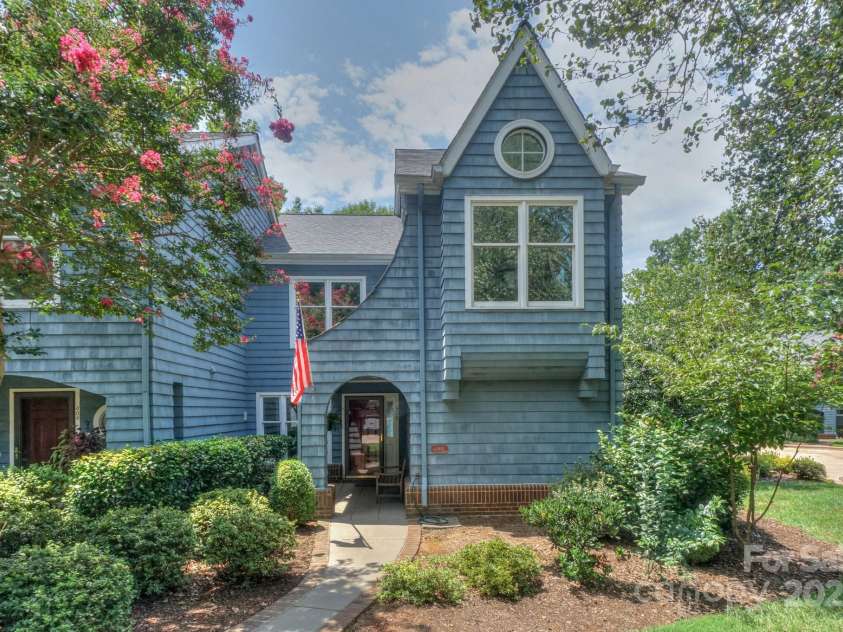 405 Northwest Drive, Davidson, NC 28036.  MLS# CAR4222080, YatesRealty ID 10359. 