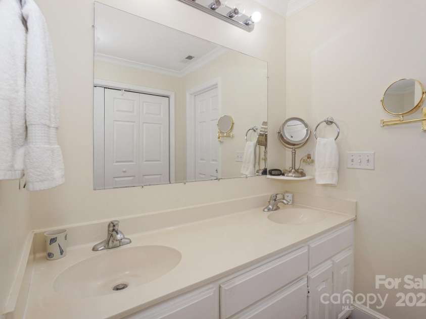 405 Northwest Drive, Davidson, NC 28036.  MLS# CAR4222080, YatesRealty ID 10359. 