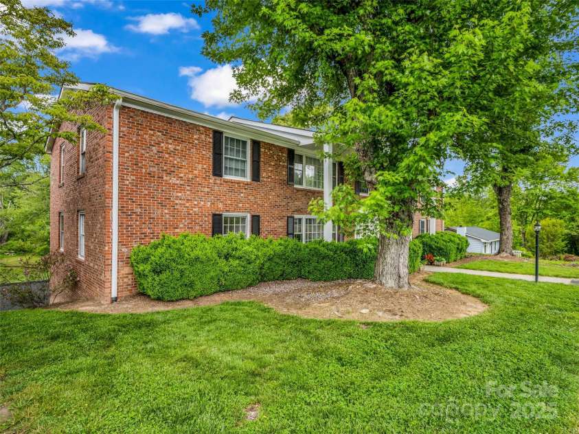 65 Brookside Drive, Hendersonville, NC 28792.  MLS# CAR4259209, YatesRealty ID 10359. 