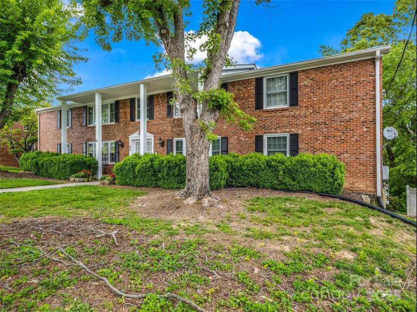 65 Brookside Drive, Hendersonville, NC 28792.  MLS# CAR4259209, YatesRealty ID 10359. 
