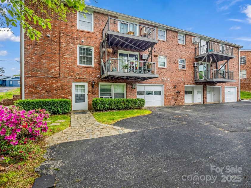 65 Brookside Drive, Hendersonville, NC 28792.  MLS# CAR4259209, YatesRealty ID 10359. 
