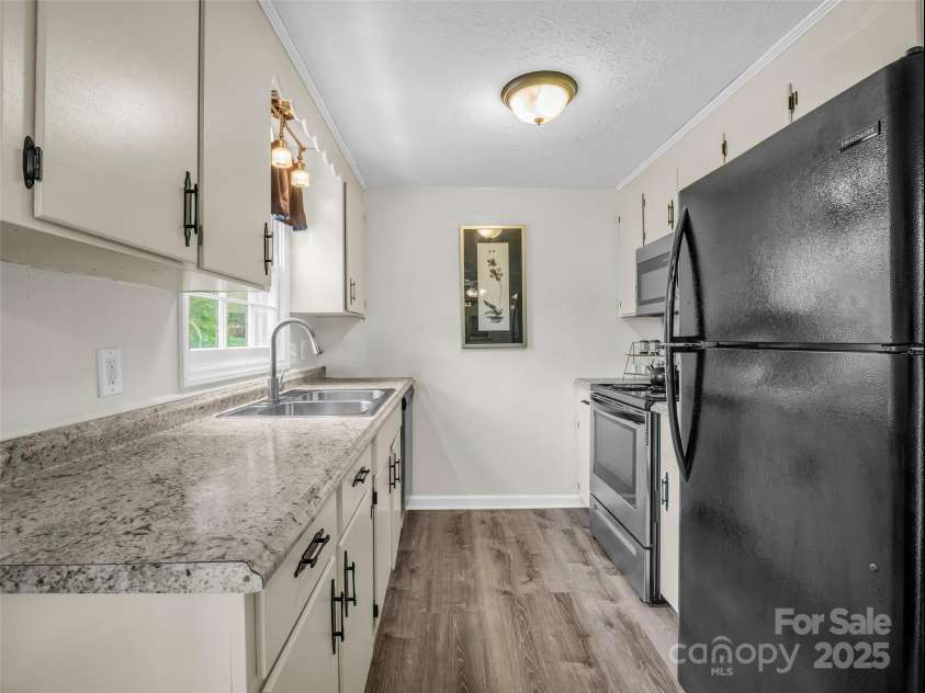 65 Brookside Drive, Hendersonville, NC 28792.  MLS# CAR4259209, YatesRealty ID 10359. 