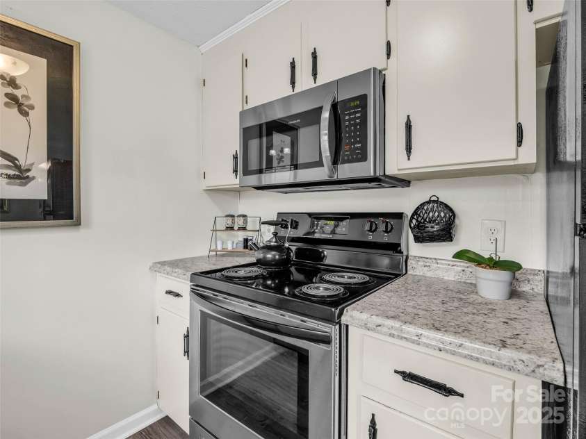 65 Brookside Drive, Hendersonville, NC 28792.  MLS# CAR4259209, YatesRealty ID 10359. 